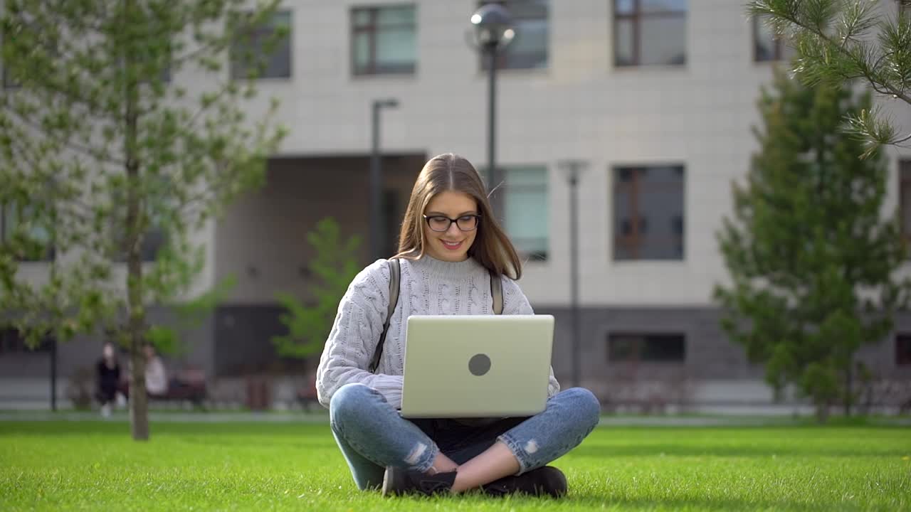 快乐的大学少女女生举起手臂视频素材