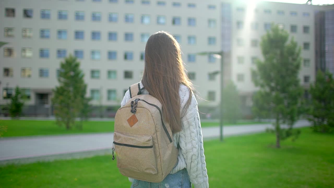 快乐的大学少女女学生举起手臂视频素材