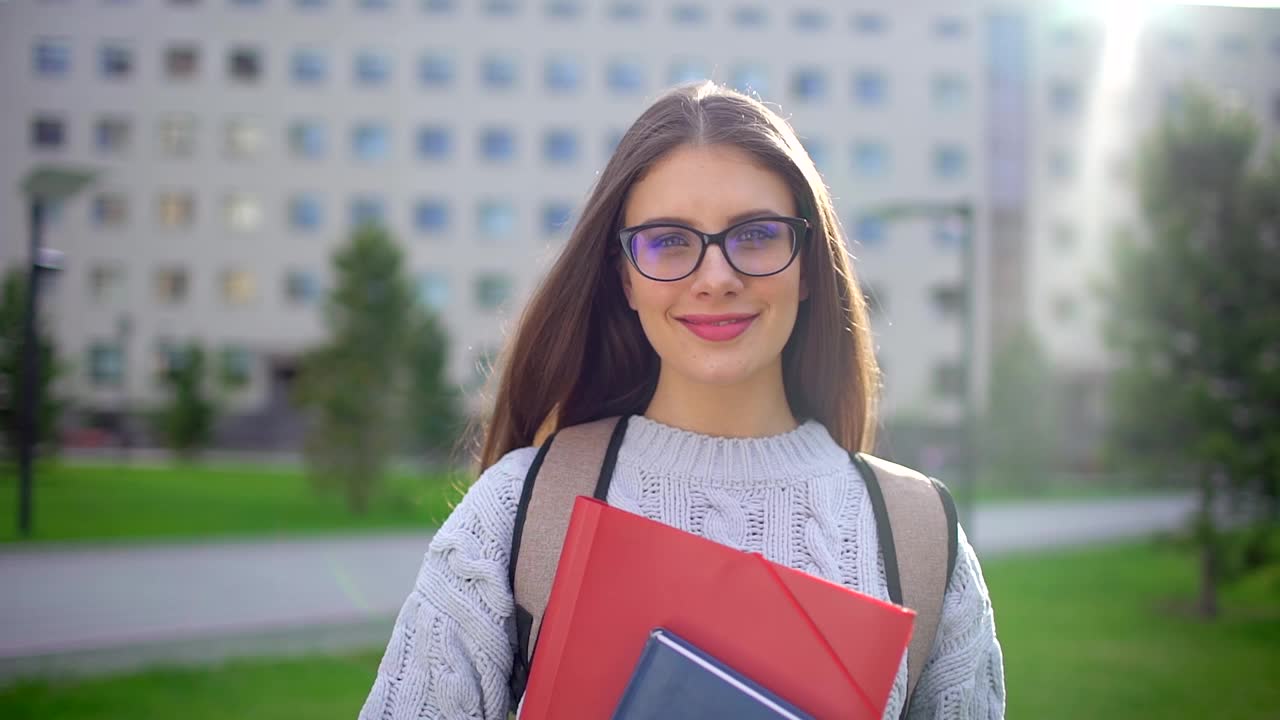 白人大学女学生学习肖像视频素材