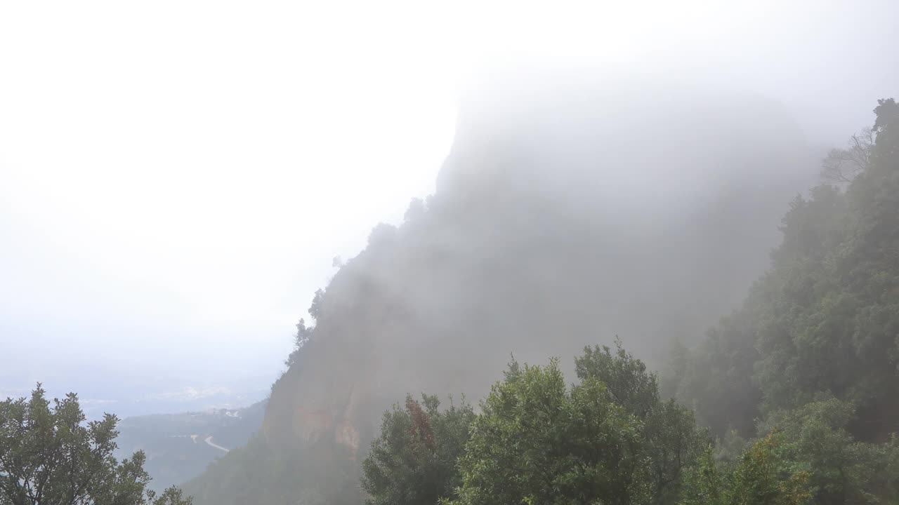 德尔波尔克的一个雾蒙蒙的早晨，蒙特塞拉特山，时间流逝视频素材