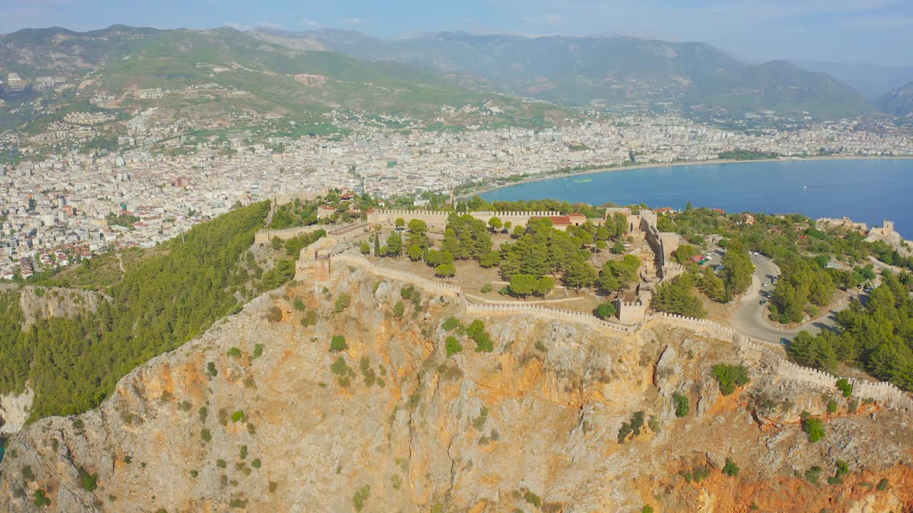 Alanya城堡- Alanya Kalesi鸟瞰图的山和城市，土耳其。鸟瞰图4 k。视频素材