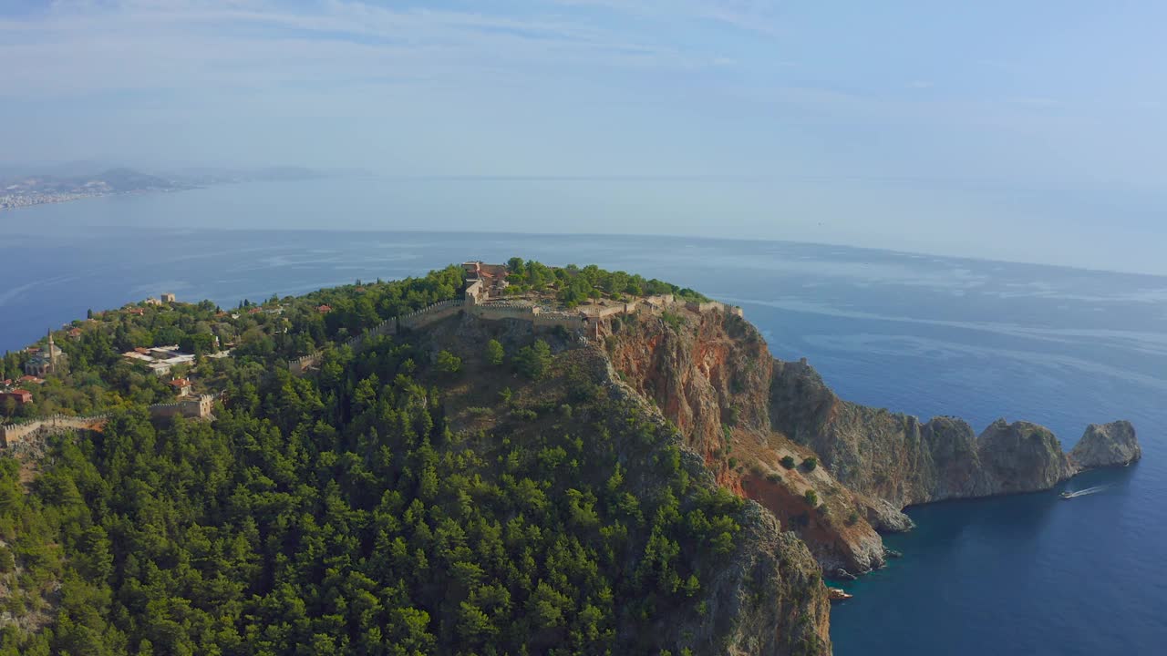 Alanya城堡- Alanya Kalesi鸟瞰图的山和城市，土耳其。鸟瞰图4 k。视频素材