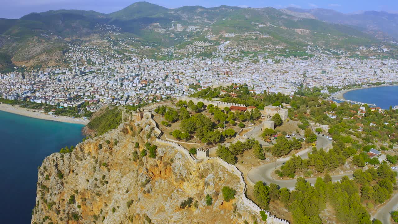 Alanya城堡- Alanya Kalesi鸟瞰图的山和城市，土耳其。鸟瞰图4 k。视频素材