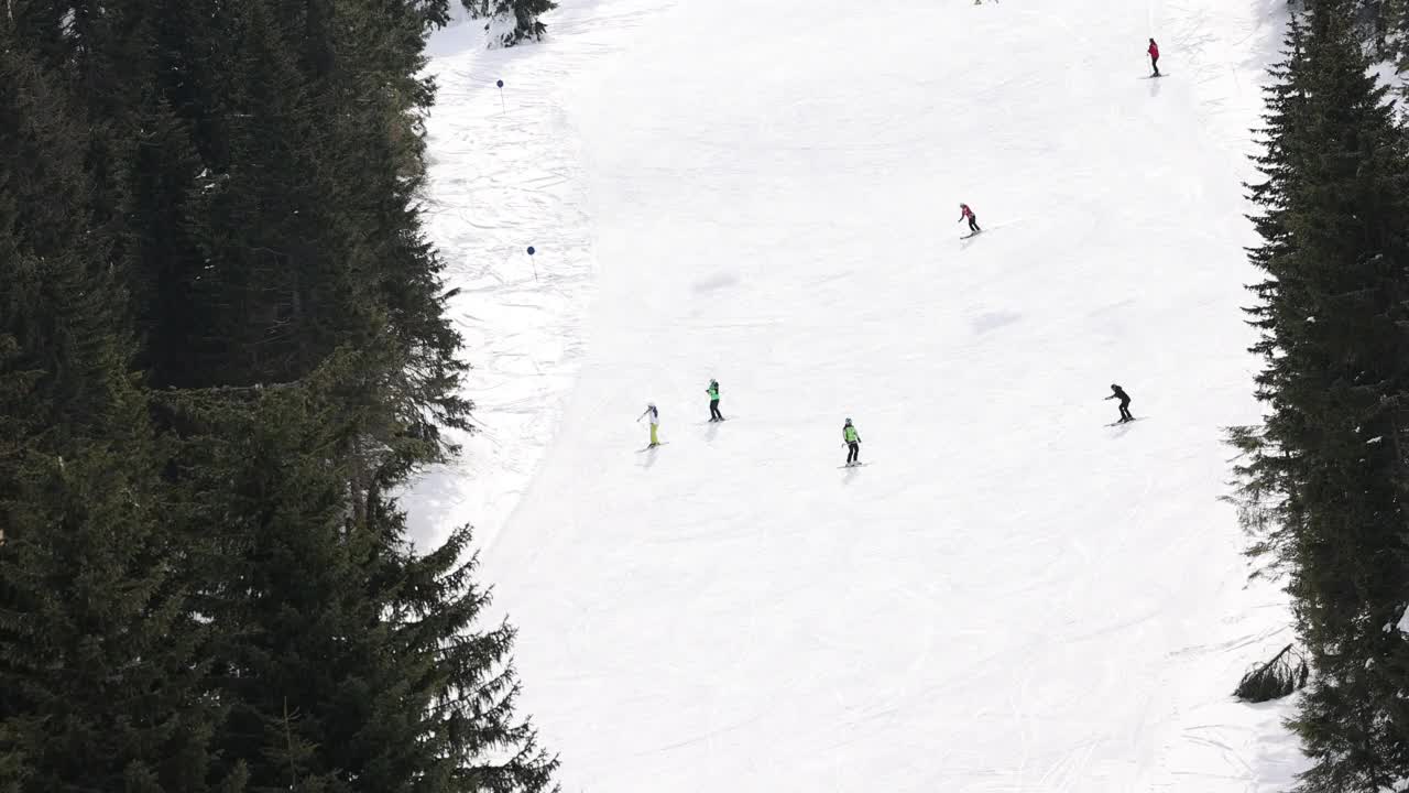 滑雪者在滑雪场的雪坡上滑雪视频素材