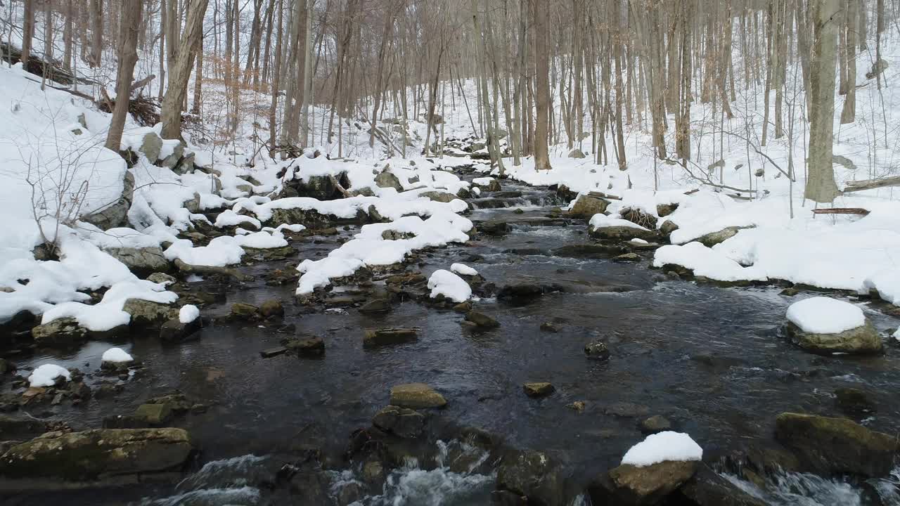 山涧冬雪，低空飞视频素材