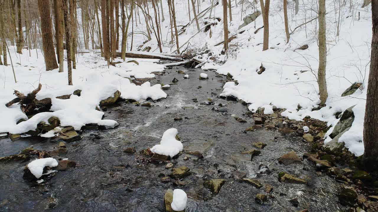 山涧冬雪，飞流直下视频素材