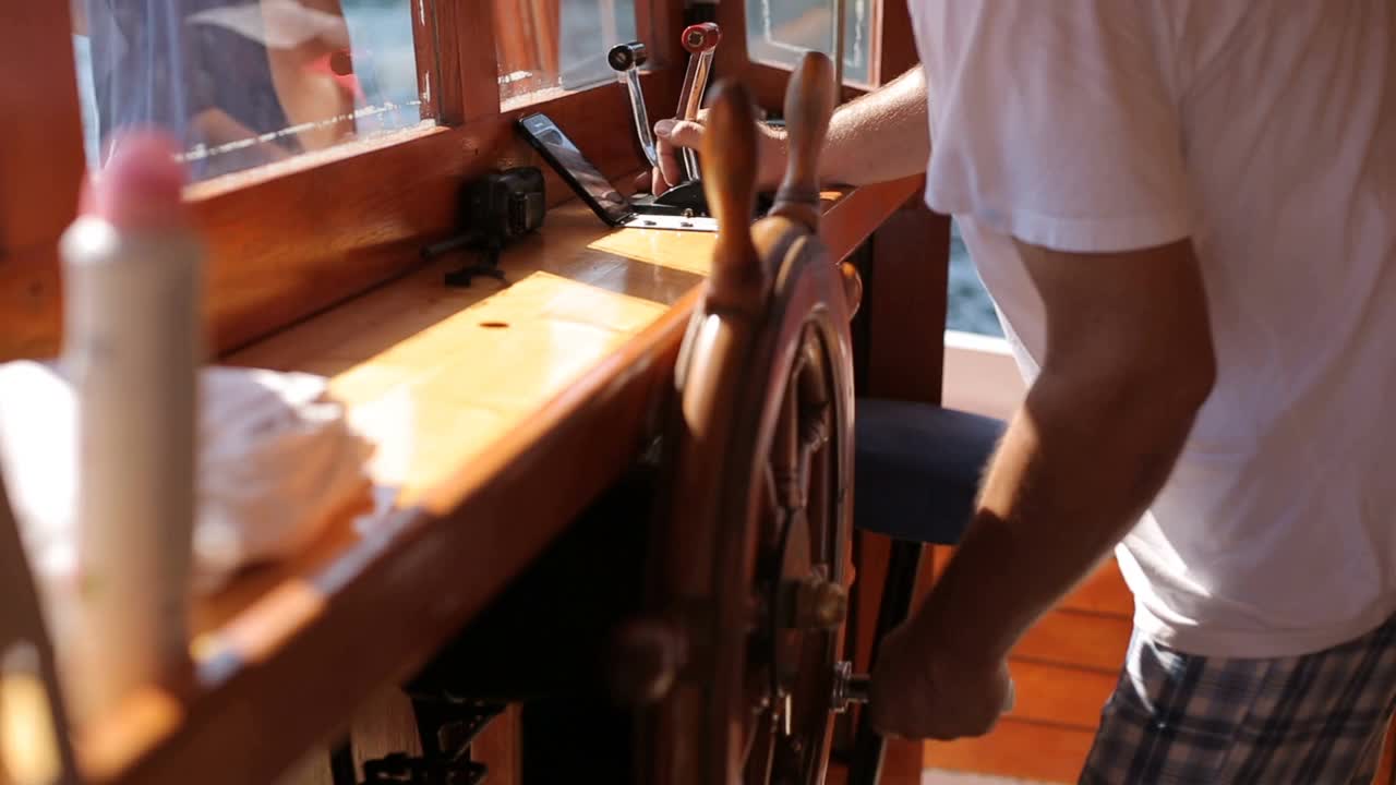 这艘旧船的木制舵轮视频素材