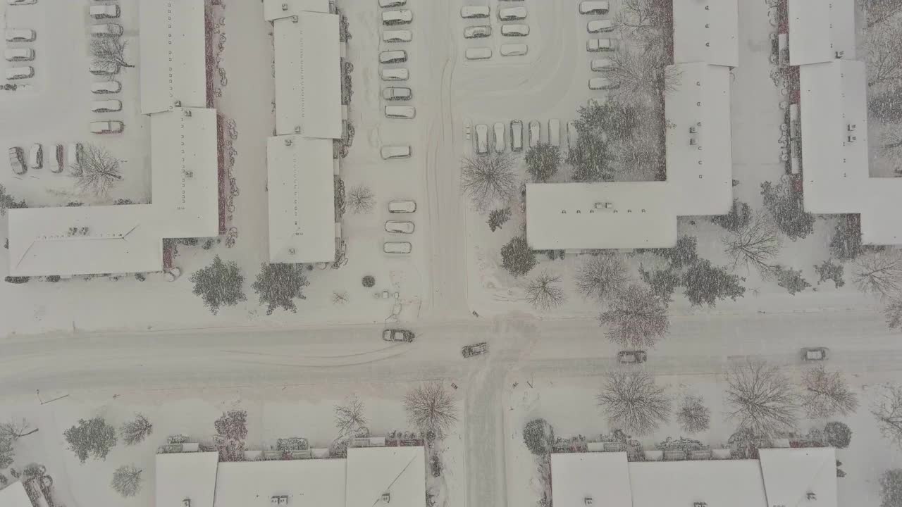 下雪的冬季景观街道，下雪的一天，一个小公寓住宅综合体镇在雪路视频素材