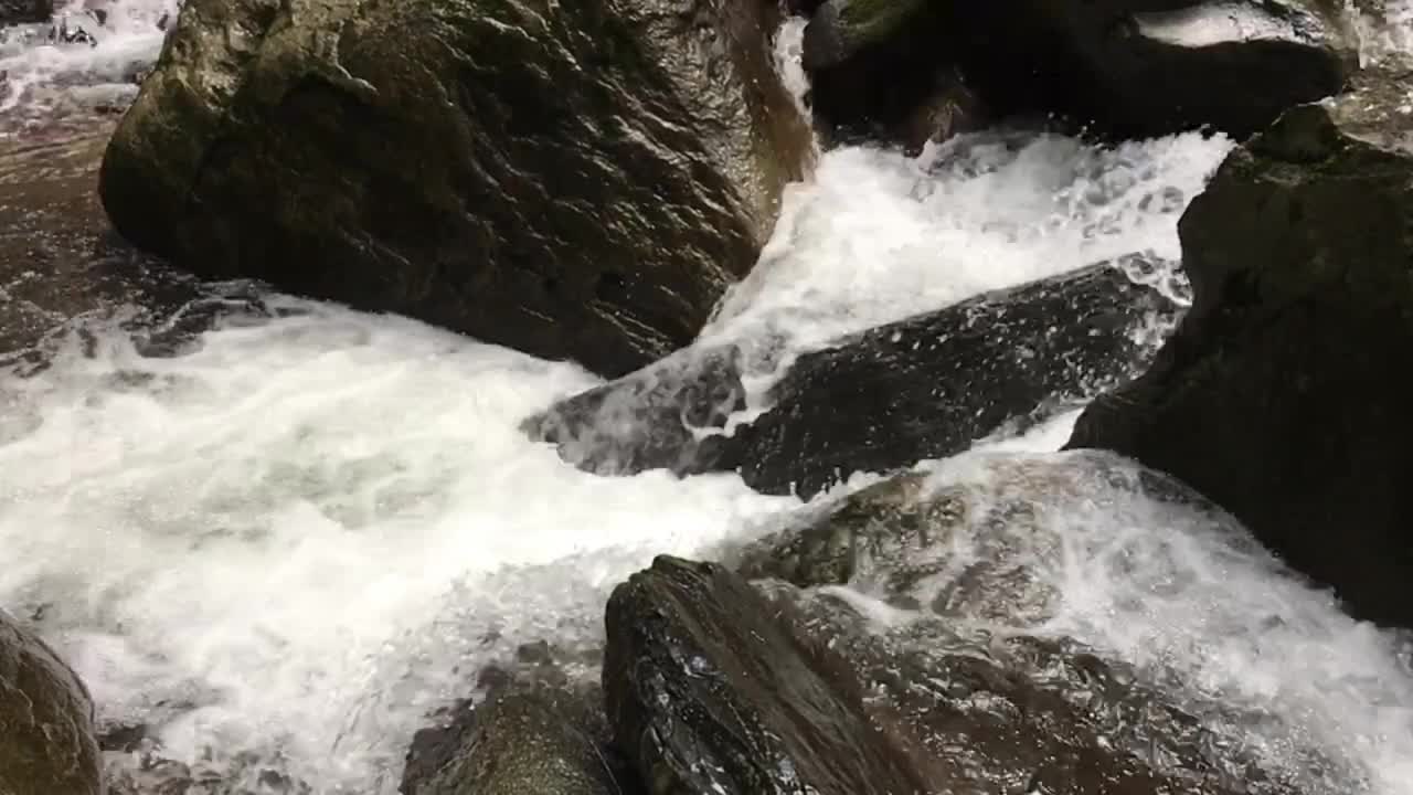 纯净的淡水瀑布在森林，南，泰国视频素材