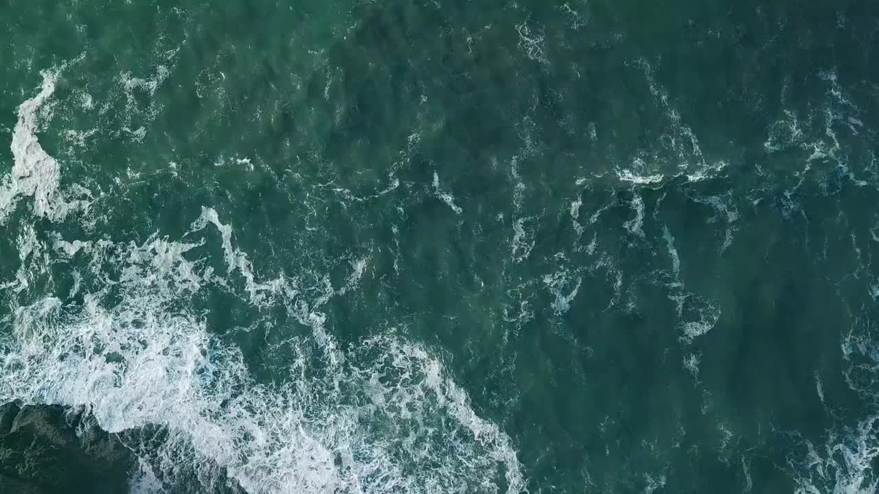 鸟瞰海浪视频素材