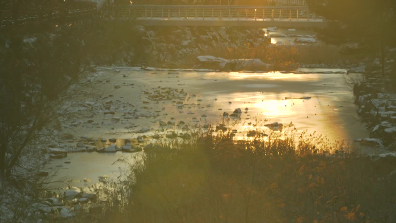 雪景小溪/韩国视频素材