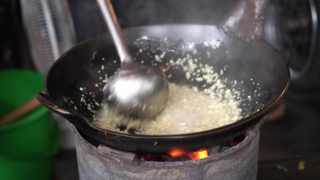 用煎锅烹饪视频素材