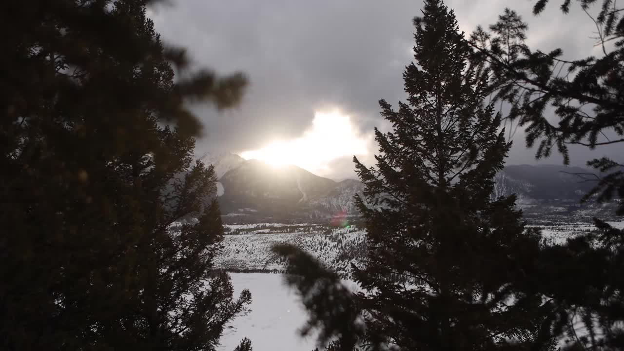 美丽的日落在雪山远处的风景视频素材