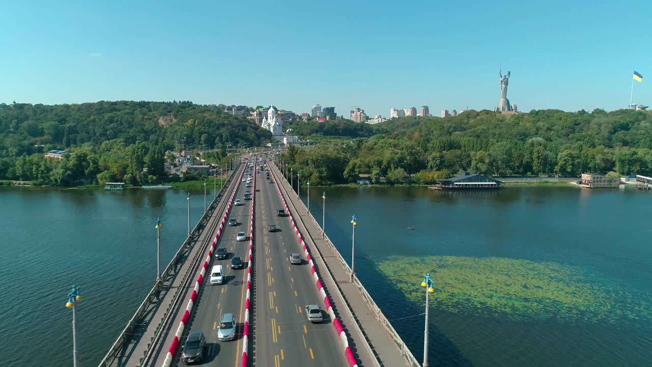 空中无人机视频。在重建过程中飞过佩顿的桥视频素材