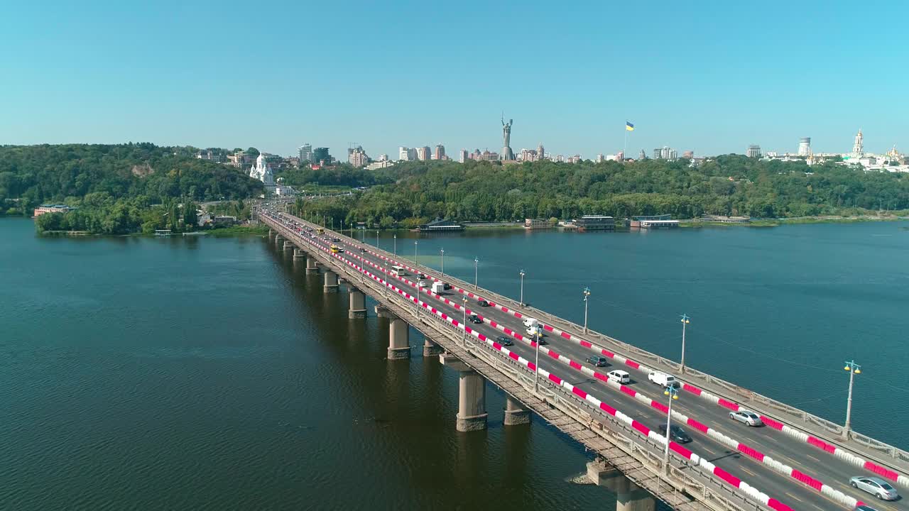 空中无人机视频。在重建过程中飞过佩顿的桥视频素材