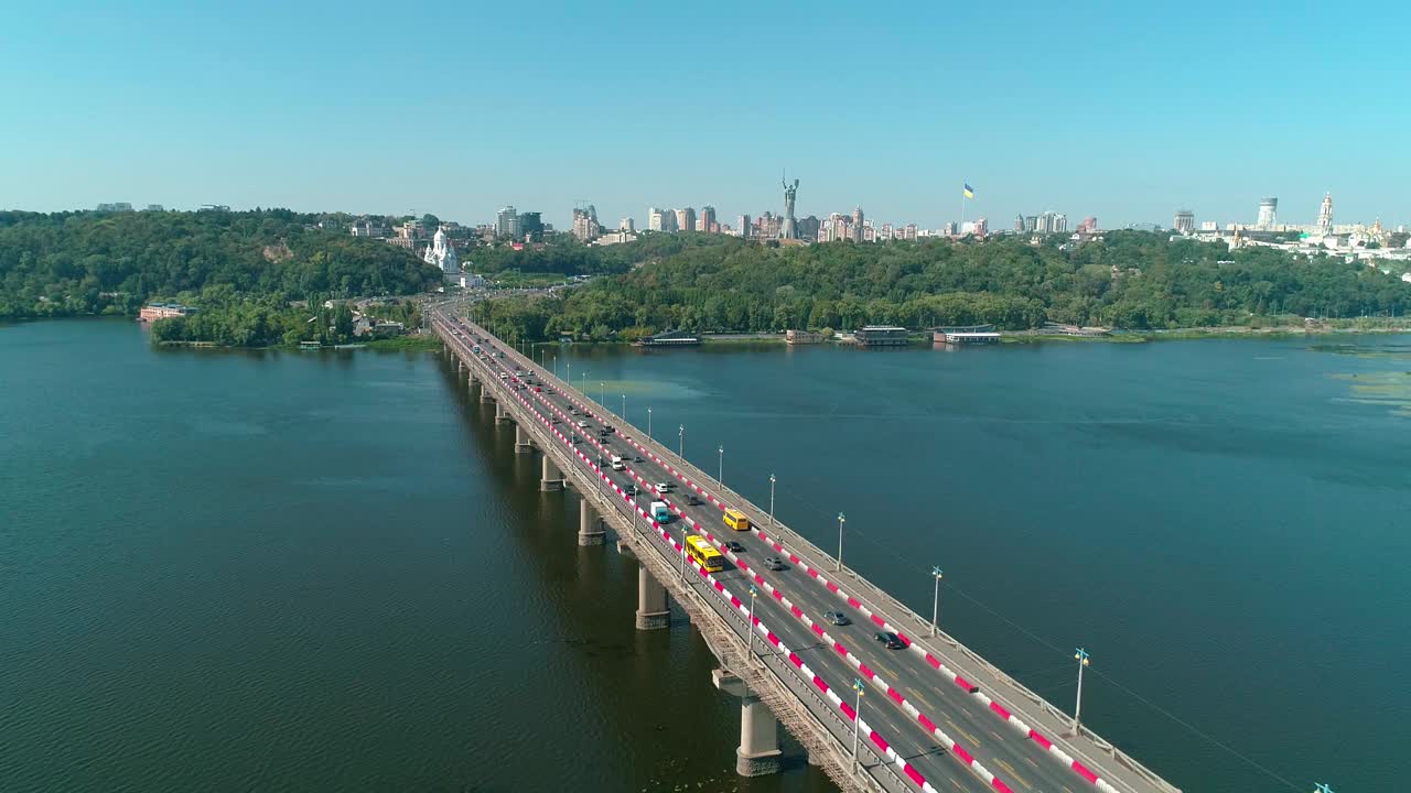 空中无人机视频。在重建过程中飞过佩顿的桥视频素材