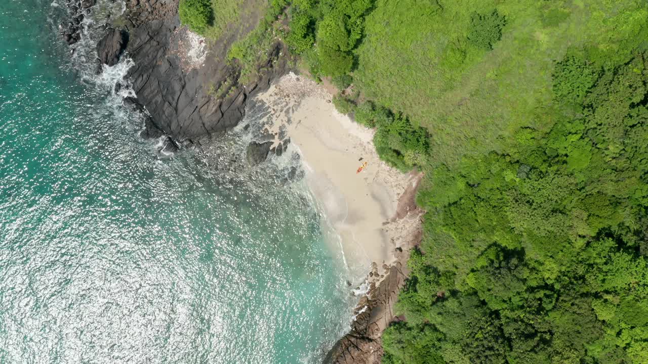 泰国皮皮岛海岸边的白沙和岩石(无人机拍摄)视频素材