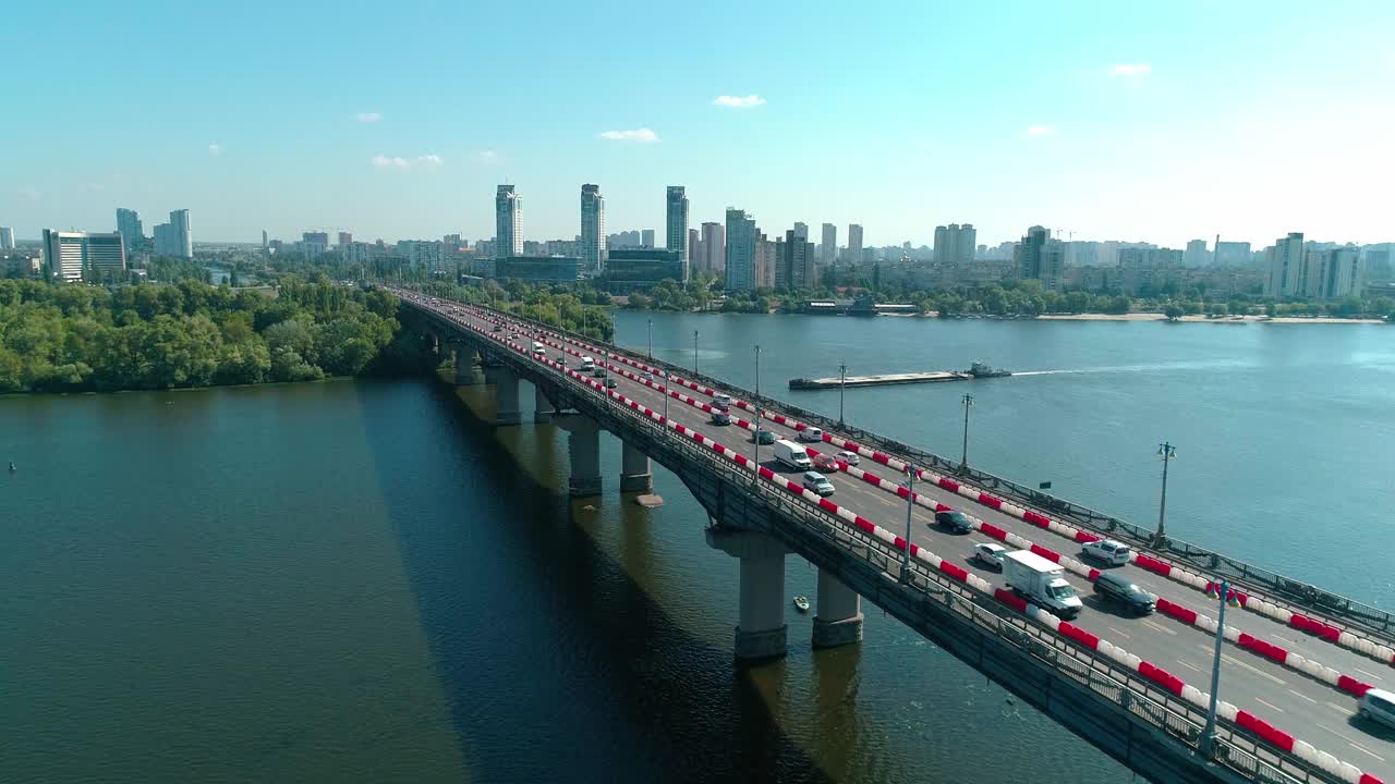 空中无人机视频。在重建期间飞越佩顿的桥视频素材