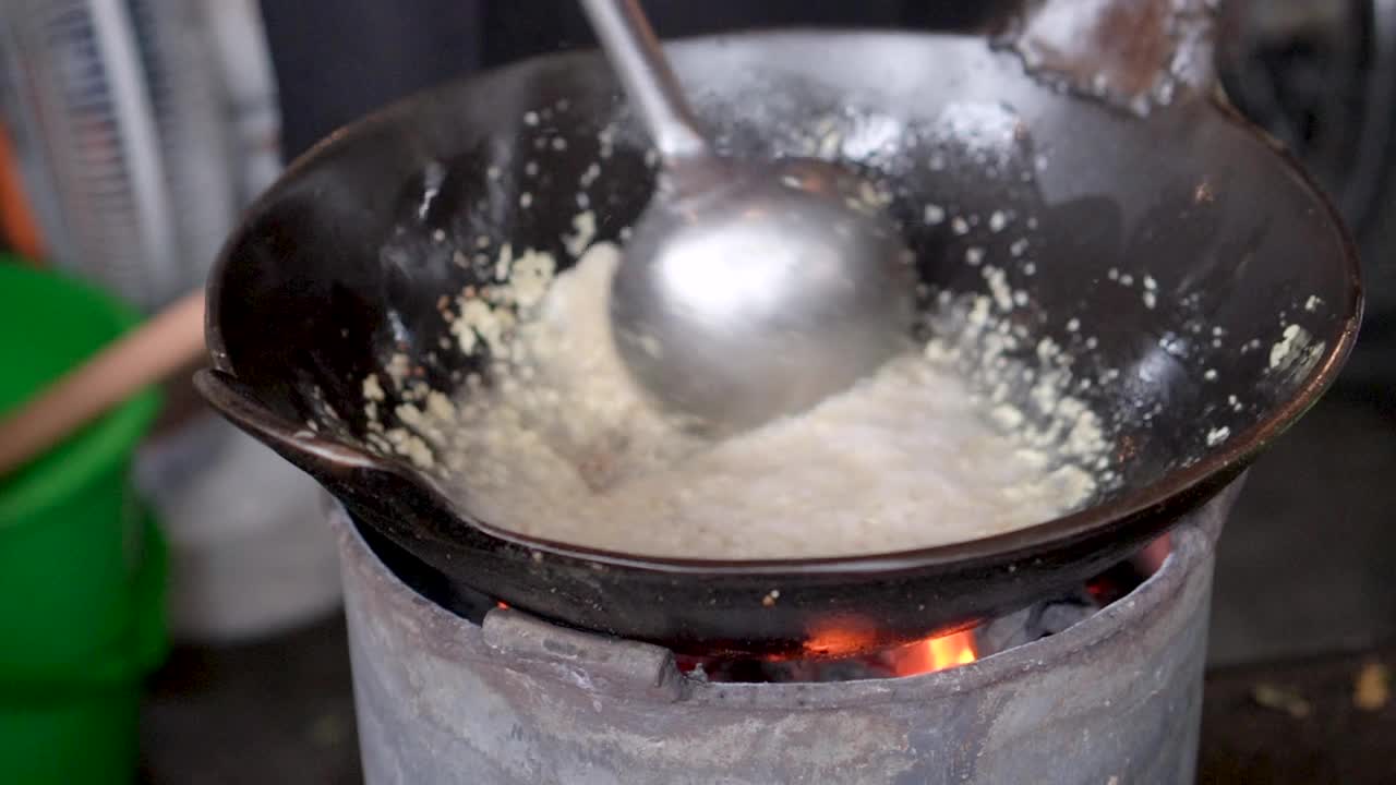 用平底锅慢动作烹饪视频素材