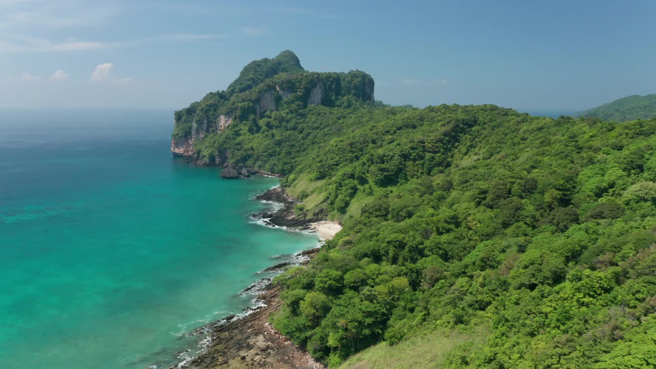 夏日午后无人机拍摄的Koh Phi Phi海滩岛与郁郁葱葱的悬崖视频素材