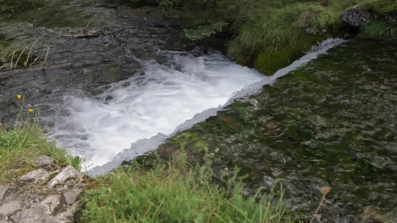 奥地利绿湖附近的森林里的一个瀑布视频下载