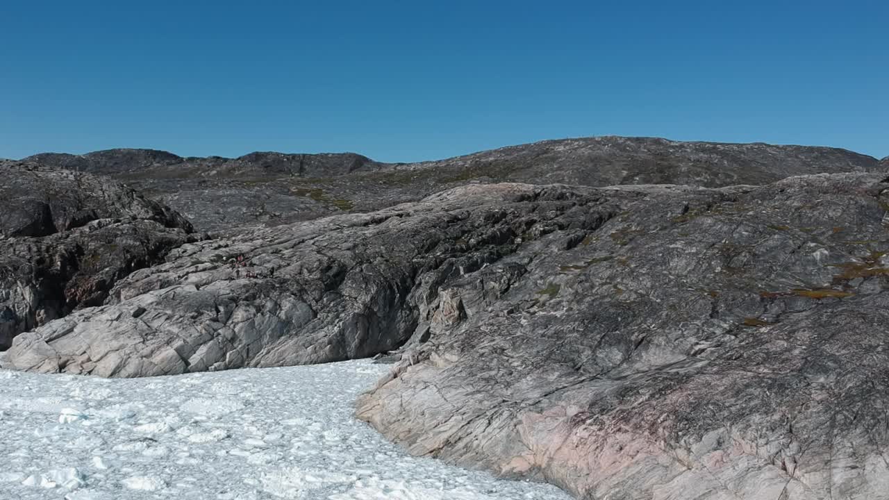 无人机拍摄的游客享受格陵兰岛的海岸景色视频下载