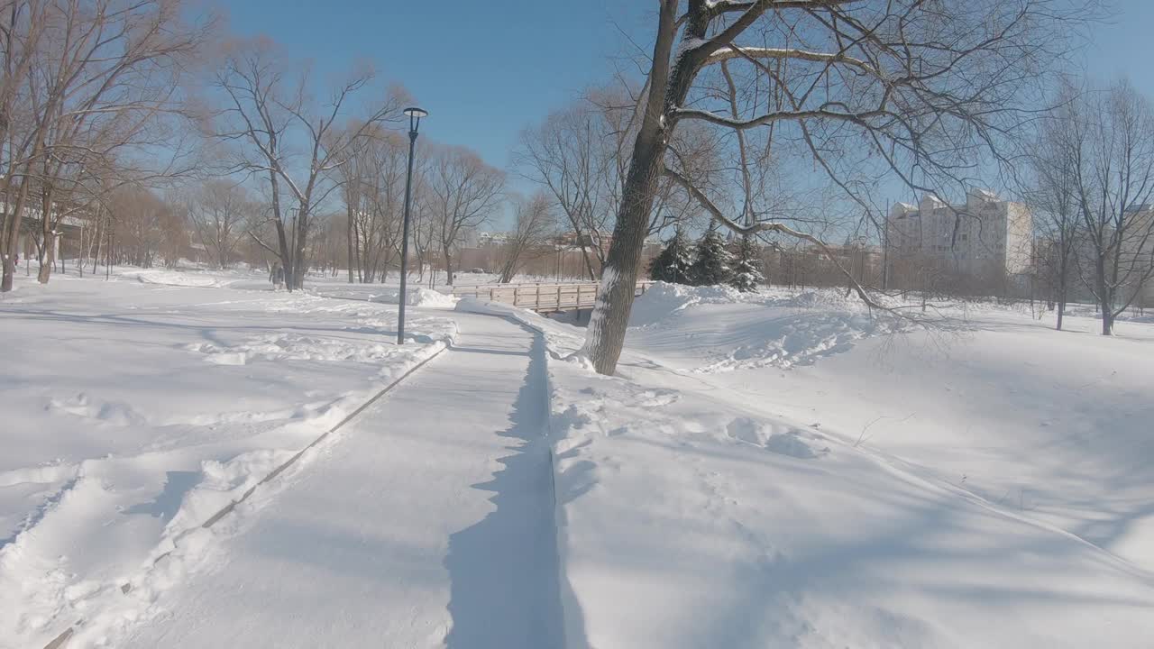 莫斯科的城市公园Yuzhnoye Butovo下了一场大雪，被雪覆盖的木地板视频素材