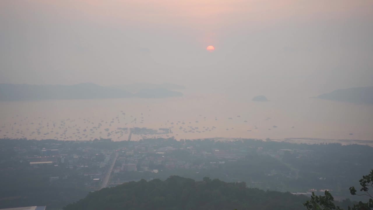 在日落期间，森林和海洋水域的雾覆盖的观点视频素材