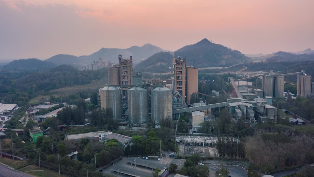 4K时间推移或超推移:鸟瞰图水泥或混凝土工厂仓库在黄昏的建筑业。视频素材