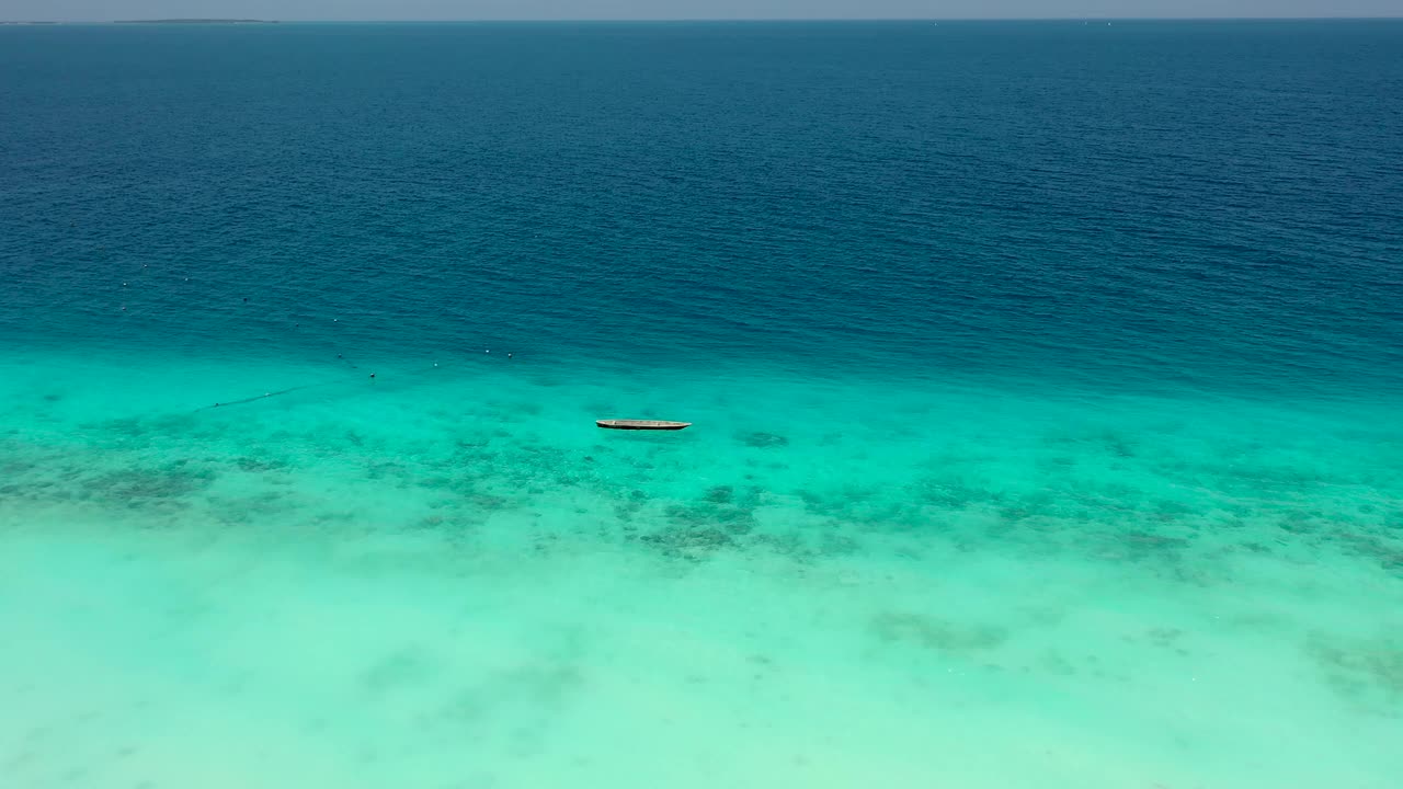 风景鸟瞰图的木材渔船漂浮在绿色的海洋在桑给巴尔岛，坦桑尼亚视频素材