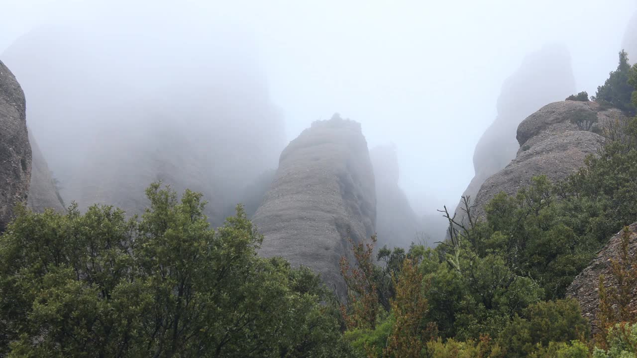 米兰达·德·波伊格和L' esquelet在蒙特塞拉特山的Agulles区视频素材