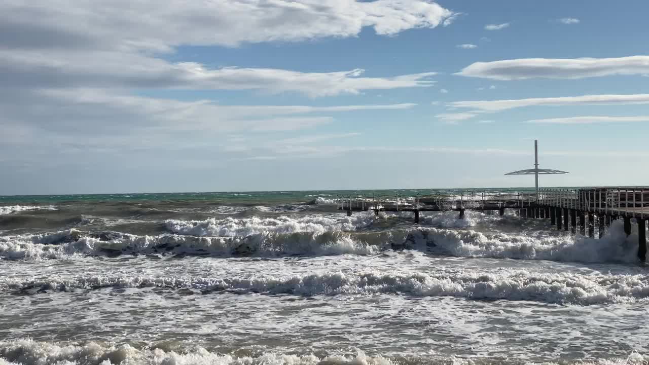 波涛汹涌的大海，乌云和码头。视频素材