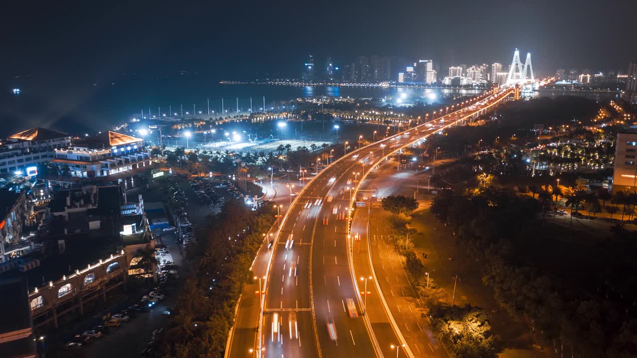 夜间飞向海口世纪大桥视频素材