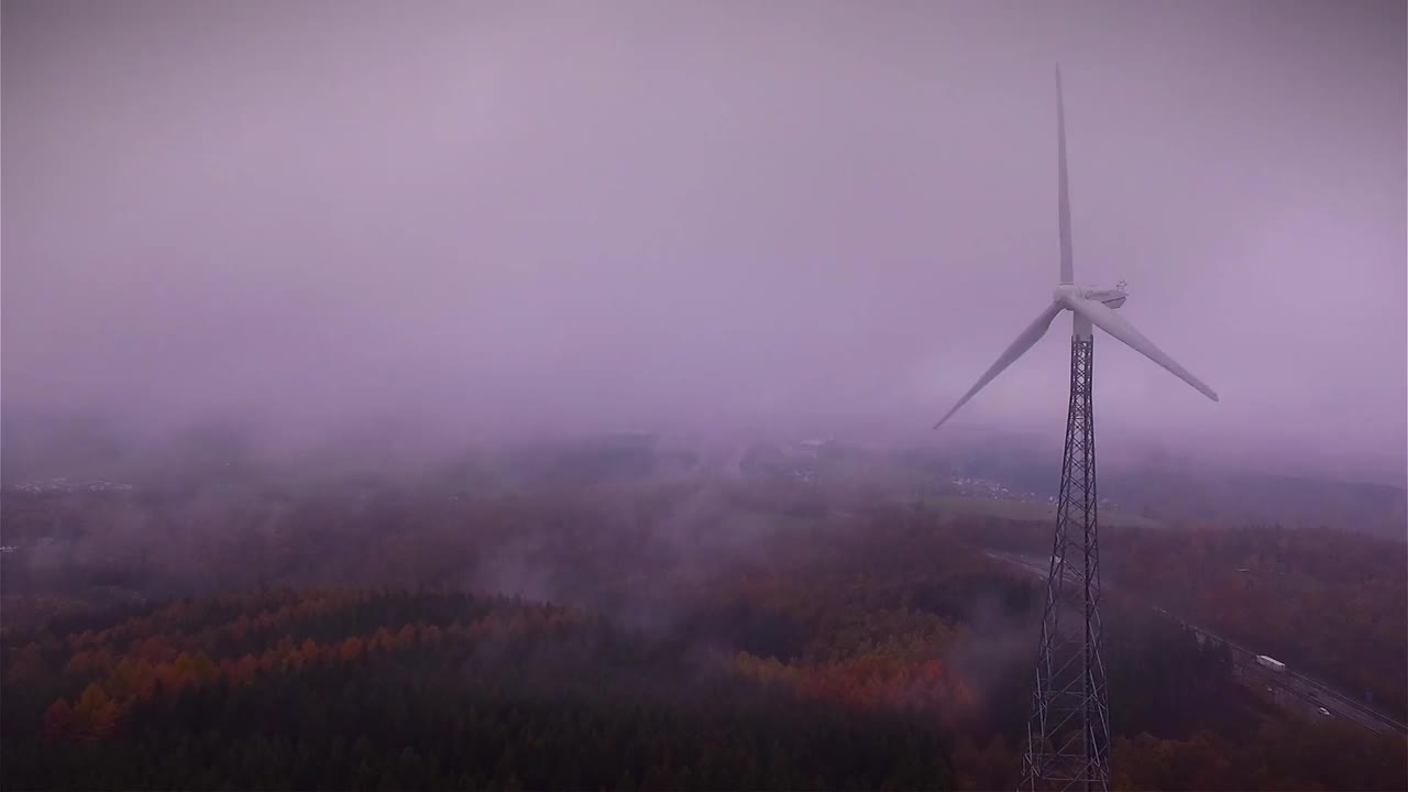 风力发电机在雨天和高雾天气视频下载