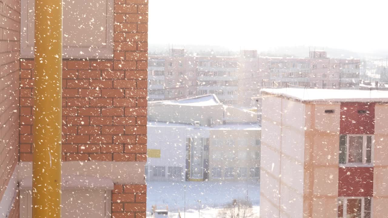 雪正在飘落，暴风雪以住宅楼为背景，特写，冬季，从高处拍摄视频素材