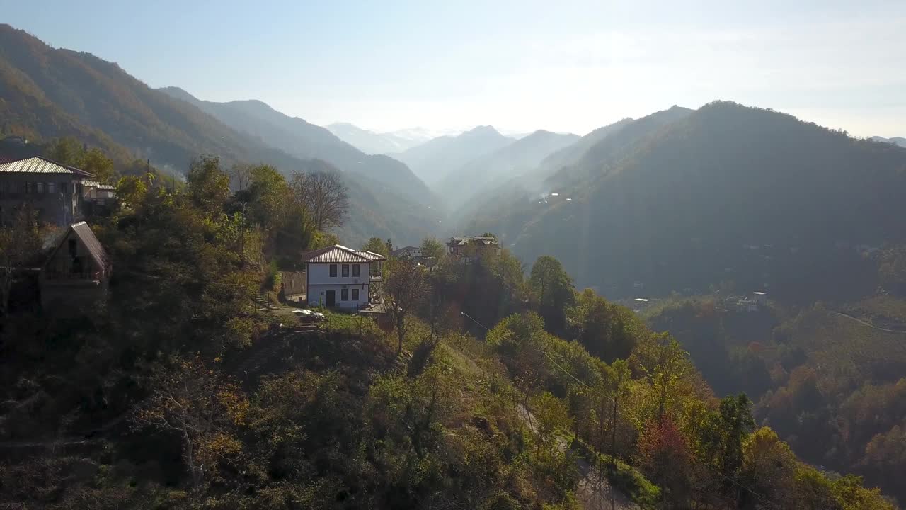 土耳其特拉布宗清晨从绿山到无尽雾谷的空中垭口房子(无人机- 4K)视频素材