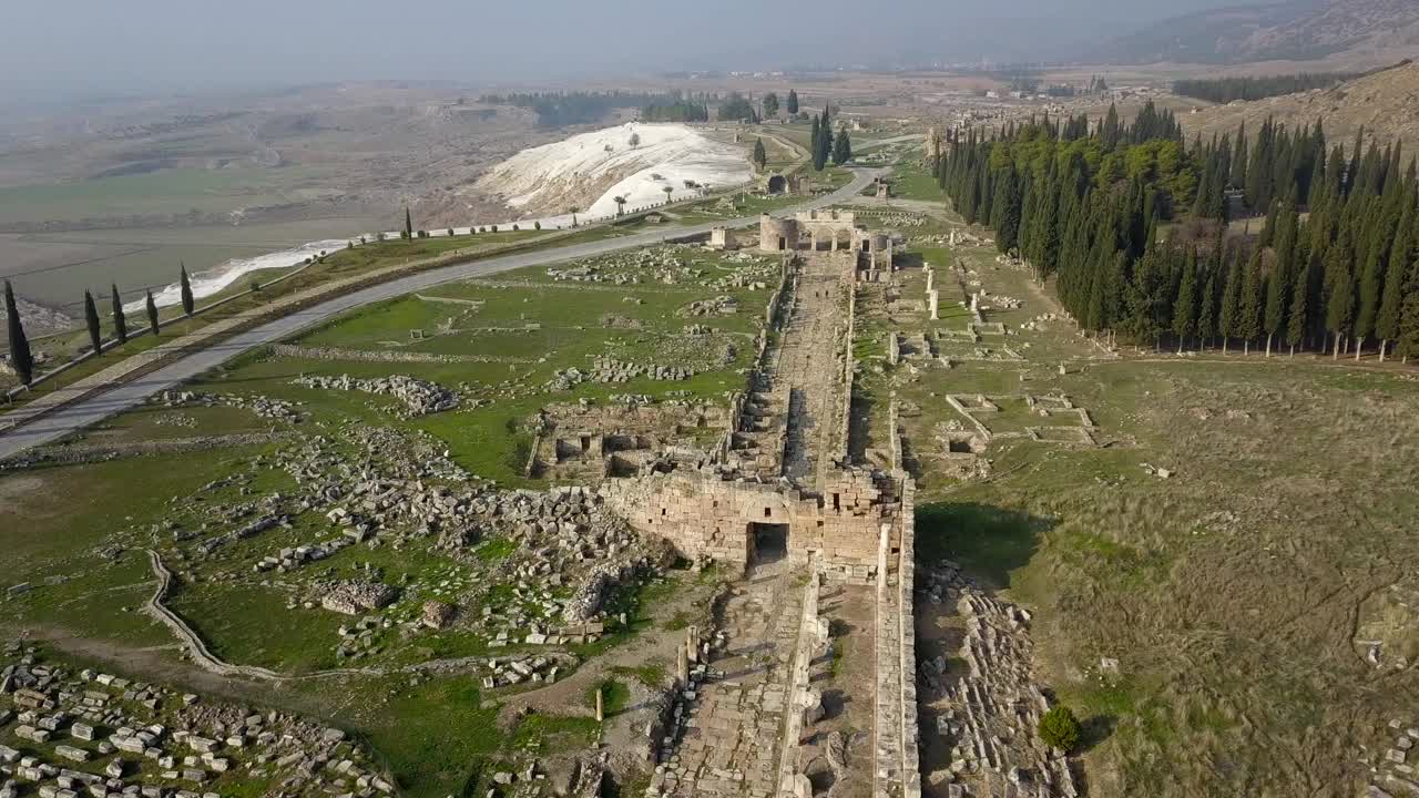 鸟瞰图古希腊城市希拉波利斯废墟边缘的Pamukkale Turkey(无人机- 4K)视频下载