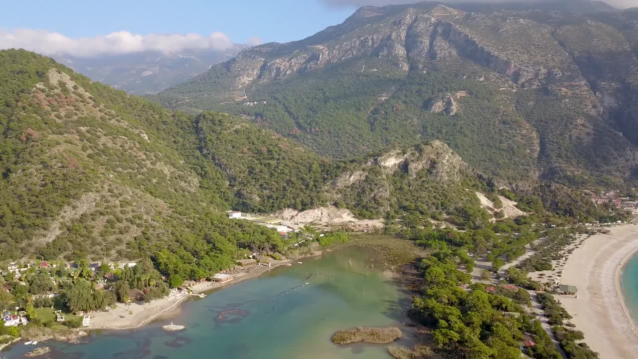 蓝天碧水中的热带沙质半岛Ölüdeniz海滩泻湖土耳其(无人机- 4K)视频下载