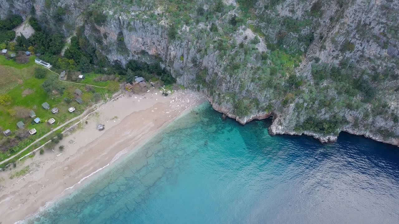 鸟瞰图水晶清澈碧水幽静爱琴海海滩蝴蝶谷Muğla Fethiye Turkey(无人机- 4K)视频素材