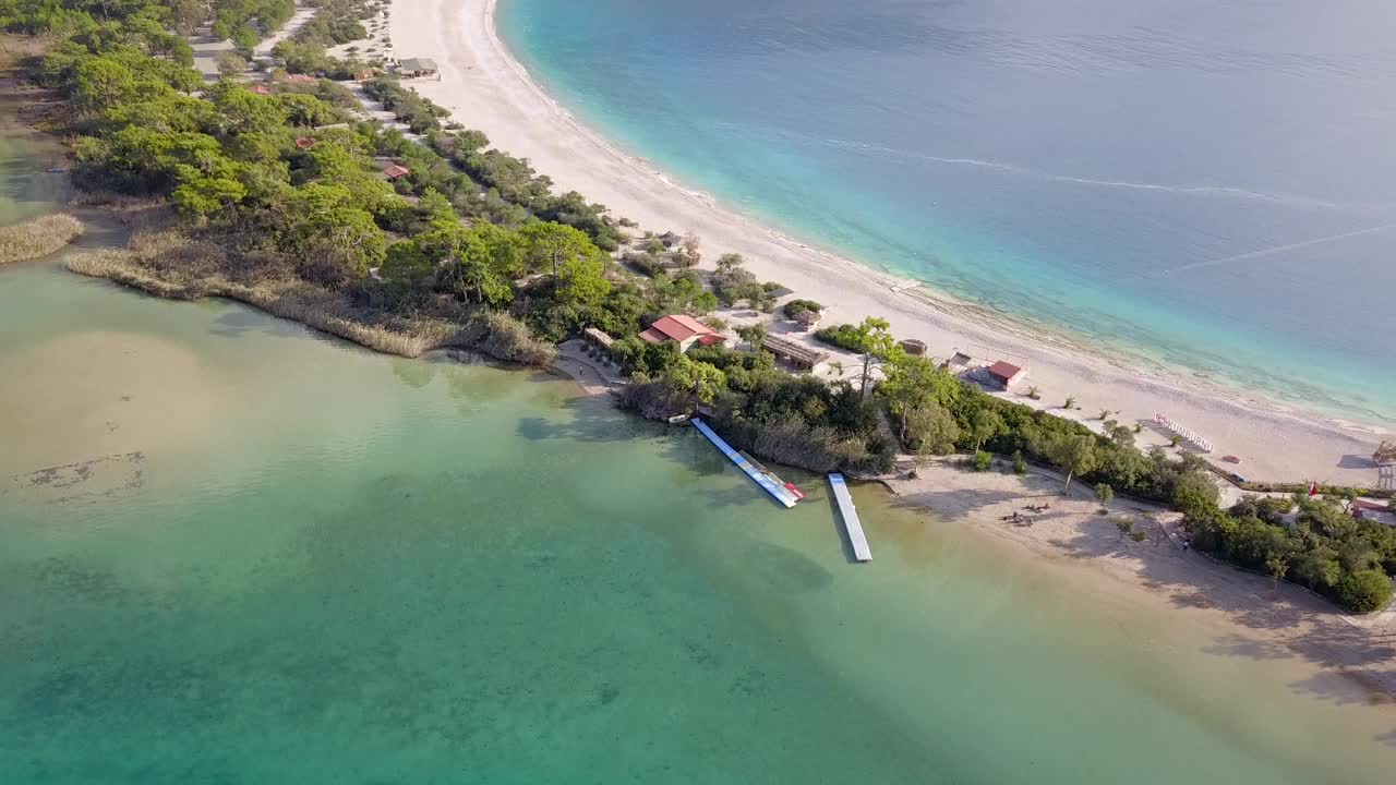 空中展示空旷的热带山海滩，爱琴海和绿蓝泻湖Ölüdeniz土耳其plj Fethiye(无人机- 4K)视频素材