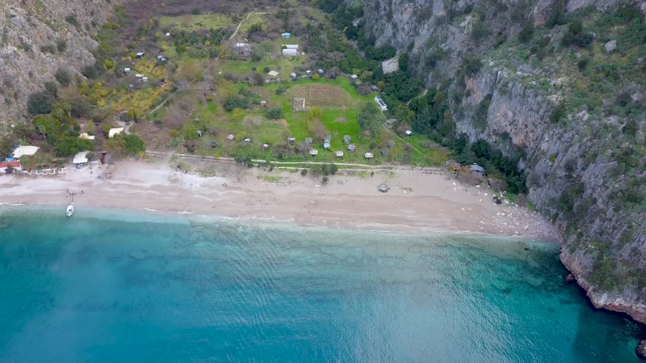 鸟瞰蝴蝶谷海滩清澈的蓝色水隐藏的海湾冬季Fethiye土耳其(无人机- 4K)视频下载