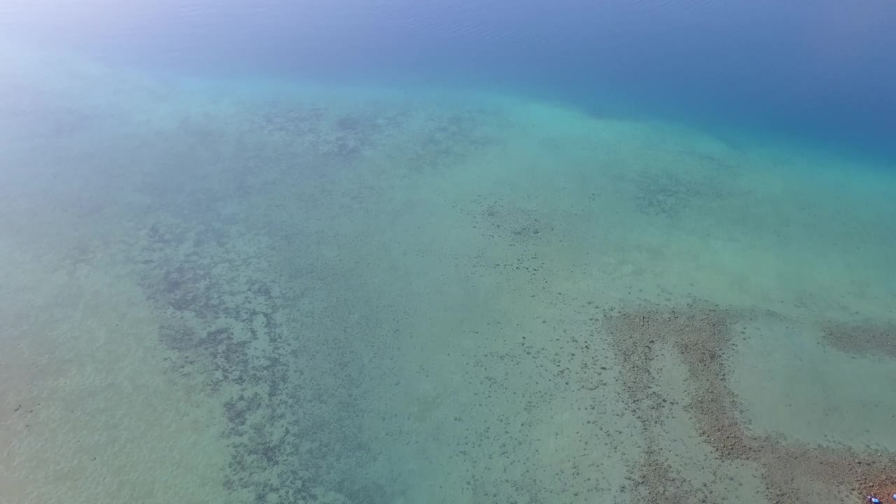 鸟瞰图浅水从绿色变为蓝色Ölüdeniz泻湖海滩Fethiye土耳其(无人机- 4K)视频素材