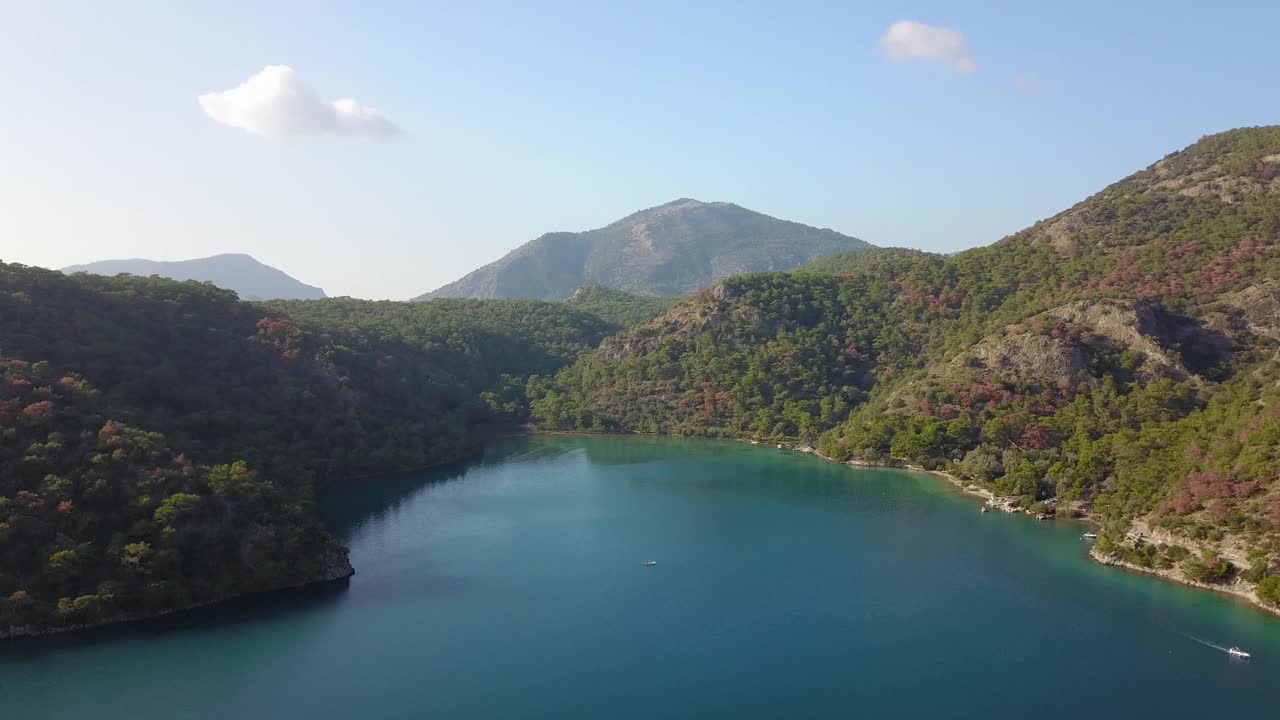 空中飞盘降落绿山静止湖Ölüdeniz泻湖费提耶土耳其(无人机- 4K)视频下载