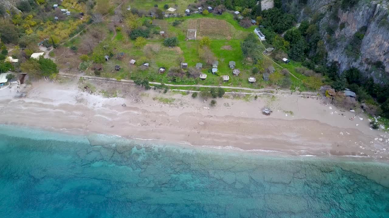 空中缩小隐蔽的海滩水晶清澈的蓝色爱琴海蝴蝶谷Fethiye Muğla土耳其(无人机- 4K)视频素材