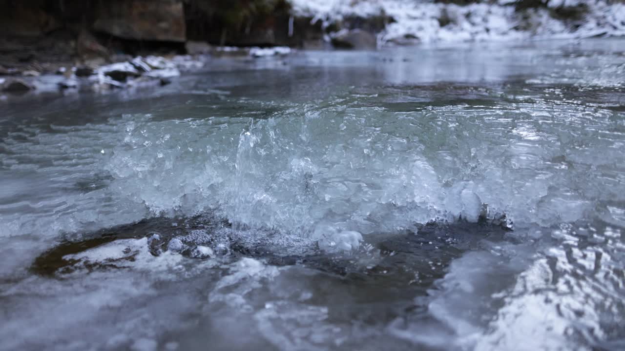 山河在水面结冰的画面视频素材