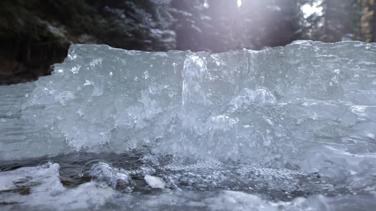 高山河流，水上结冰视频素材