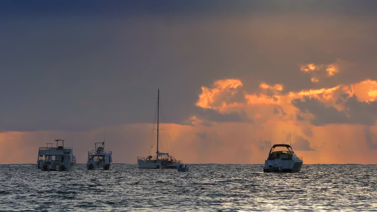 海洋日出和帆船双体船，帆船和快艇在水中视频素材