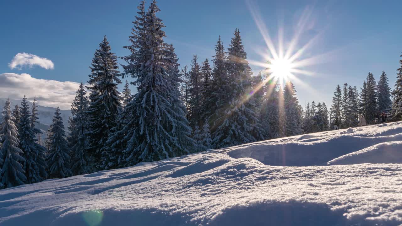 冬天的风景。充满异国情调的冬季全景，雪山冬季森林和云在霜冻的晴天。扎科帕内Tatras,波兰。视频素材