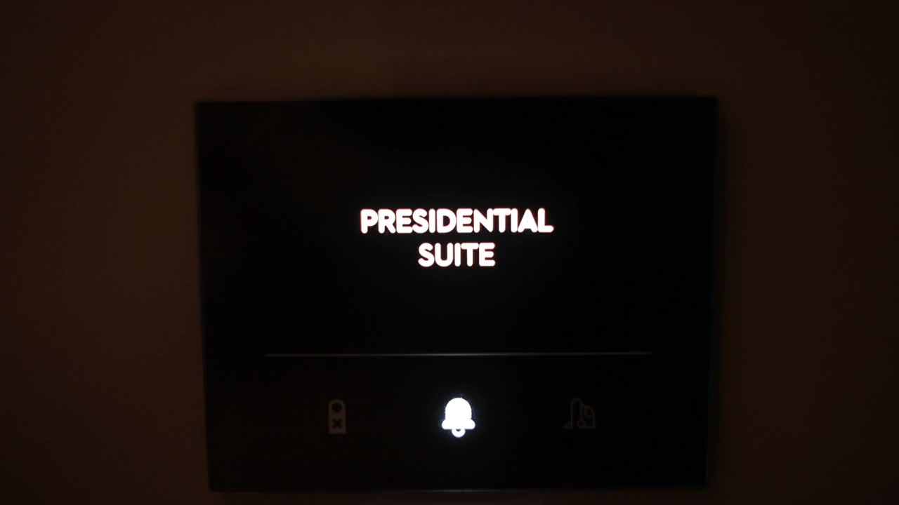 总统套房刻字门铃暗号装置单身客人主人视频素材