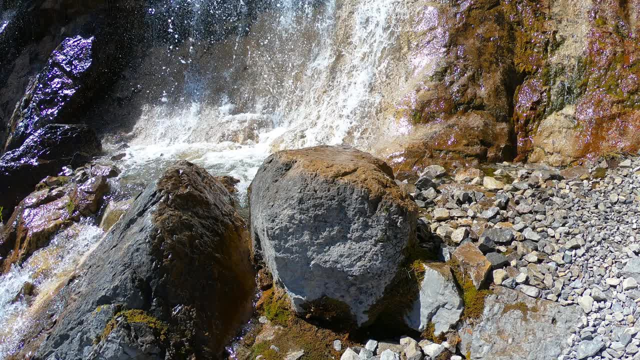 美丽的水晶般清澈的瀑布近距离在加拿大落基山脉，卡纳纳斯基，阿尔伯塔视频素材